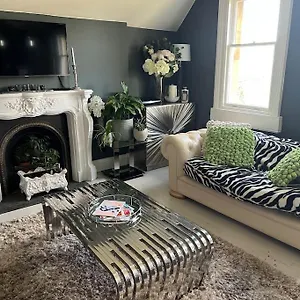 beautiful-2-bed-apartment-in-bath-free-onsite-parking.tophotelsbath.com/